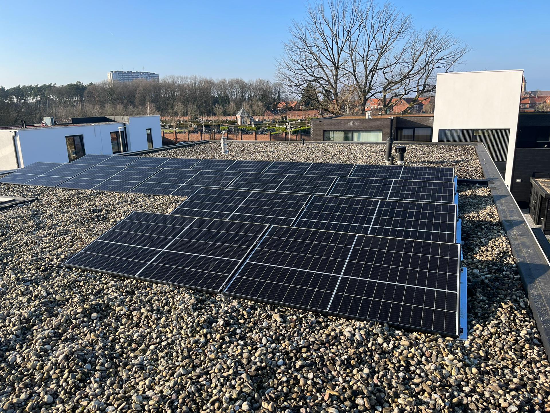 Realisatie van zonnepaneelinstallatie op een plat dak